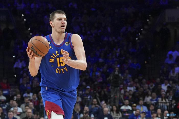  约基奇20+15掘金稳居西部榜首  